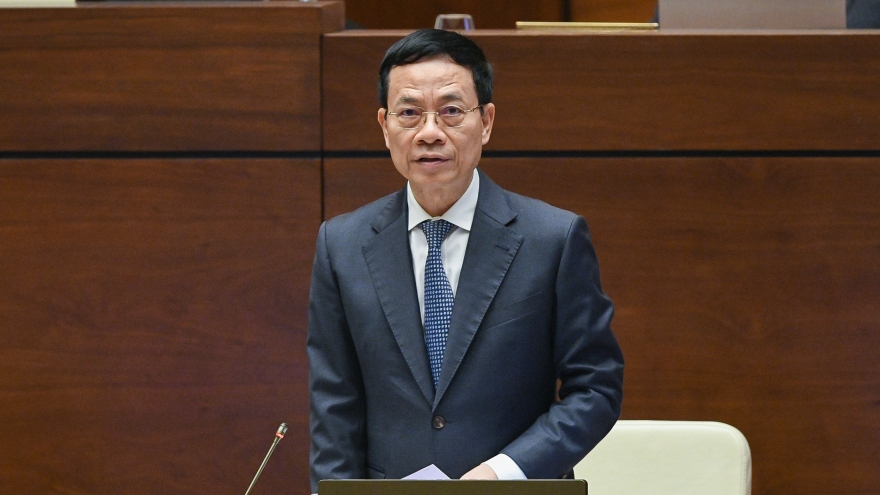 Bộ trưởng Bộ TT và TT Nguyễn Mạnh Hùng trả lời chất vấn